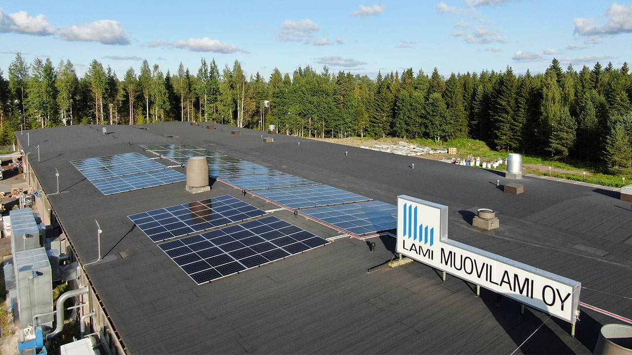 Tehtaamme katolla nyt 180 aurinkopaneelia